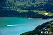 峡谷中的湖 新疆喀纳斯湖