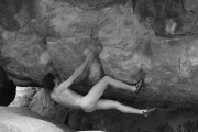 岩壁上的力与美  裸体攀岩性感来袭